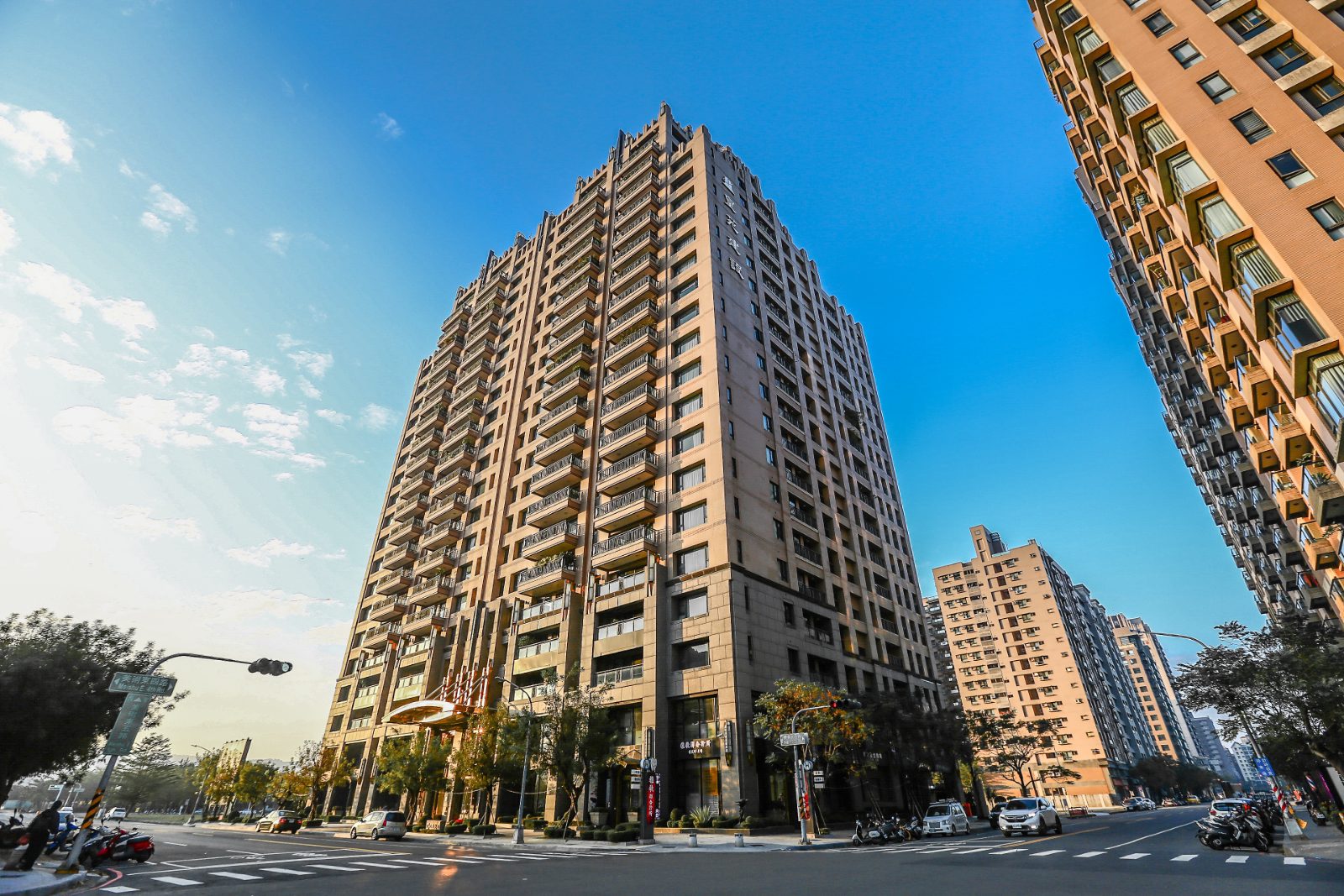 皇苑建設 人文觀邸 外觀，石材立面大樓